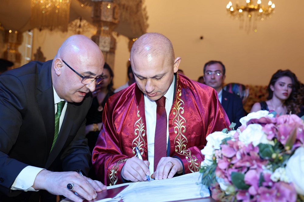 BAŞKANIMIZ İLK RESMİ NİKAHI KIYDI