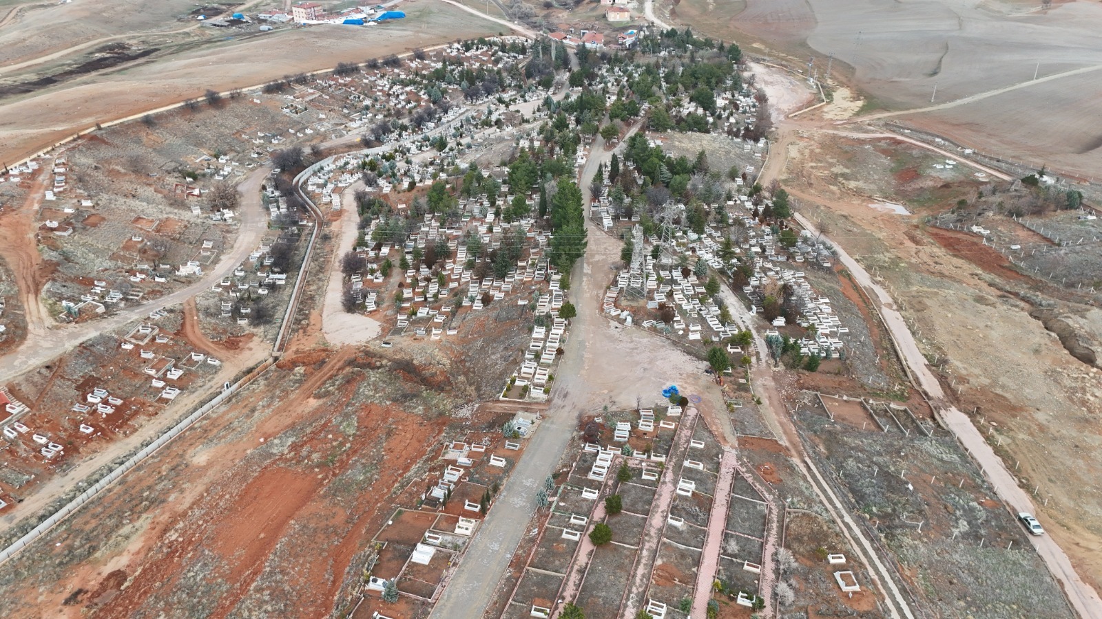 KIRIKKALE BELEDİYESİ MEZARLIK İÇİ YOLLARI YENİLEDİ