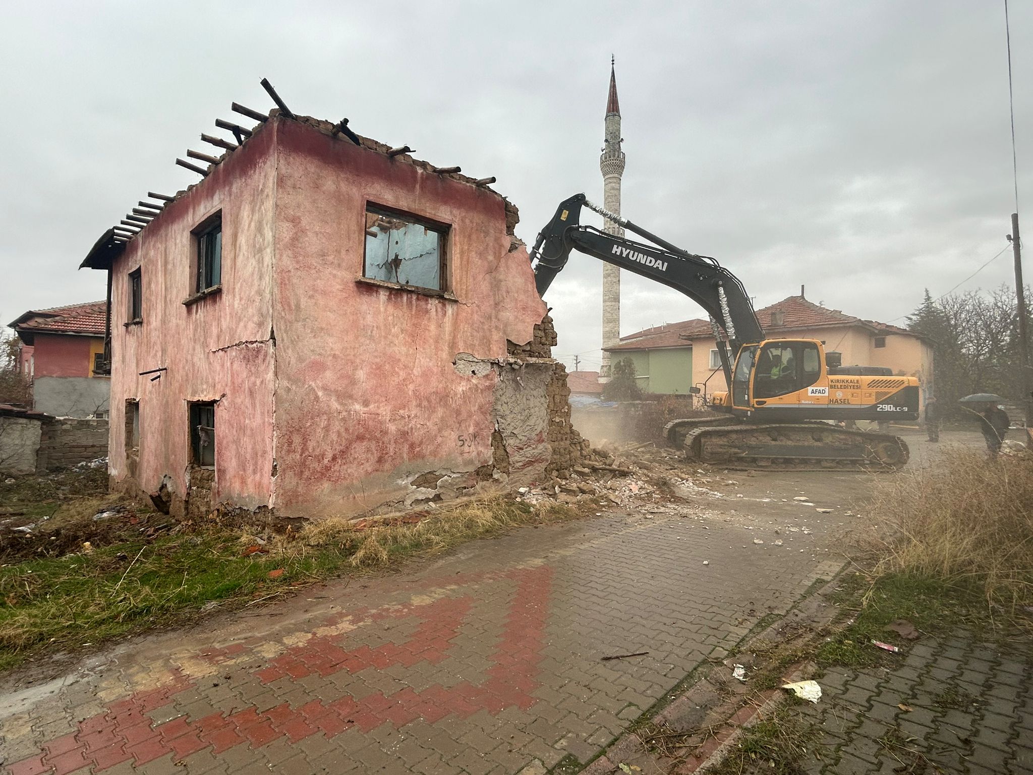 BELEDİYE ÇİRKİN GÖRÜNTÜYE NEDEN OLAN METRUK BİNALARI YIKIYOR