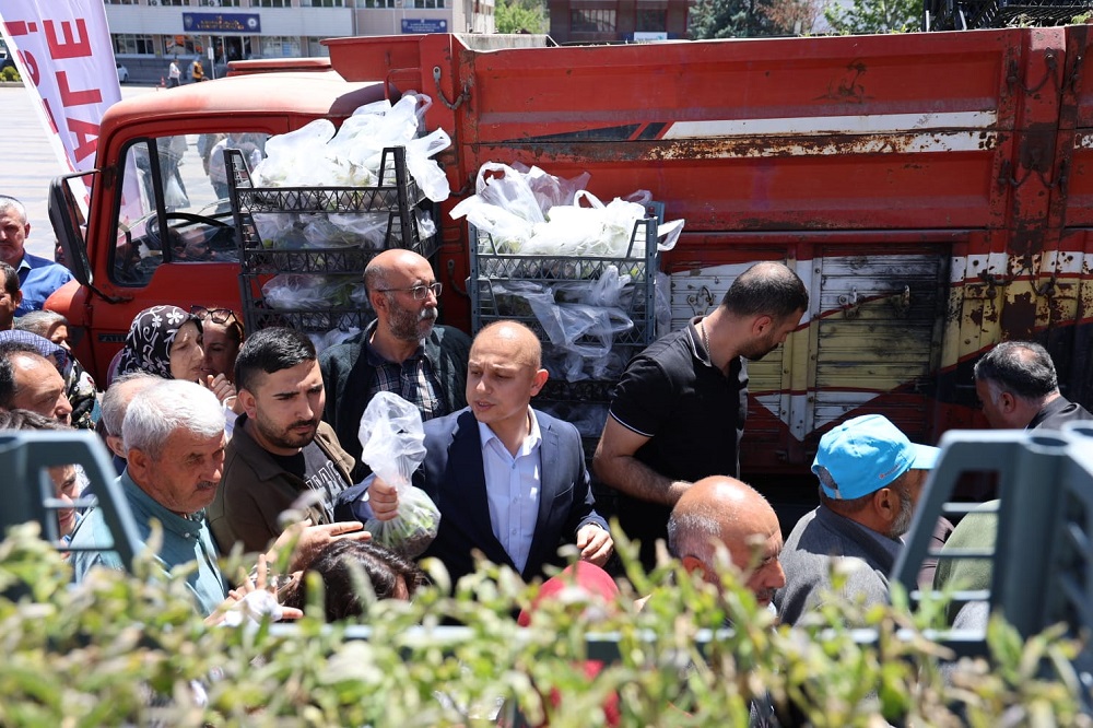 YÜZBİNLERCE FİDEYİ ÜCRETSİZ DAĞITTIK