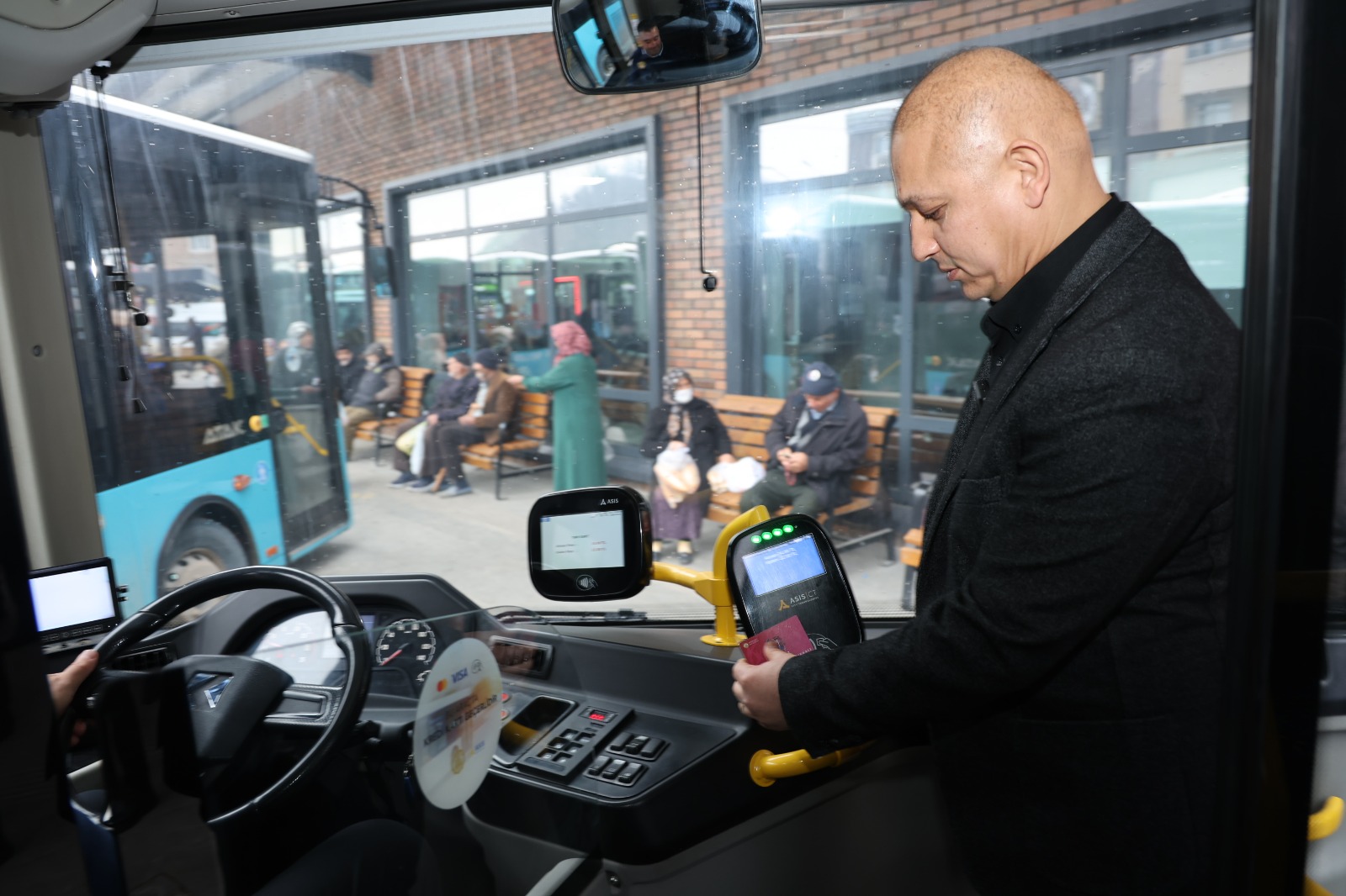 BAŞKAN ÖNAL HALK OTOBÜSÜNE BİNDİ, VATANDAŞI DİNLEDİ