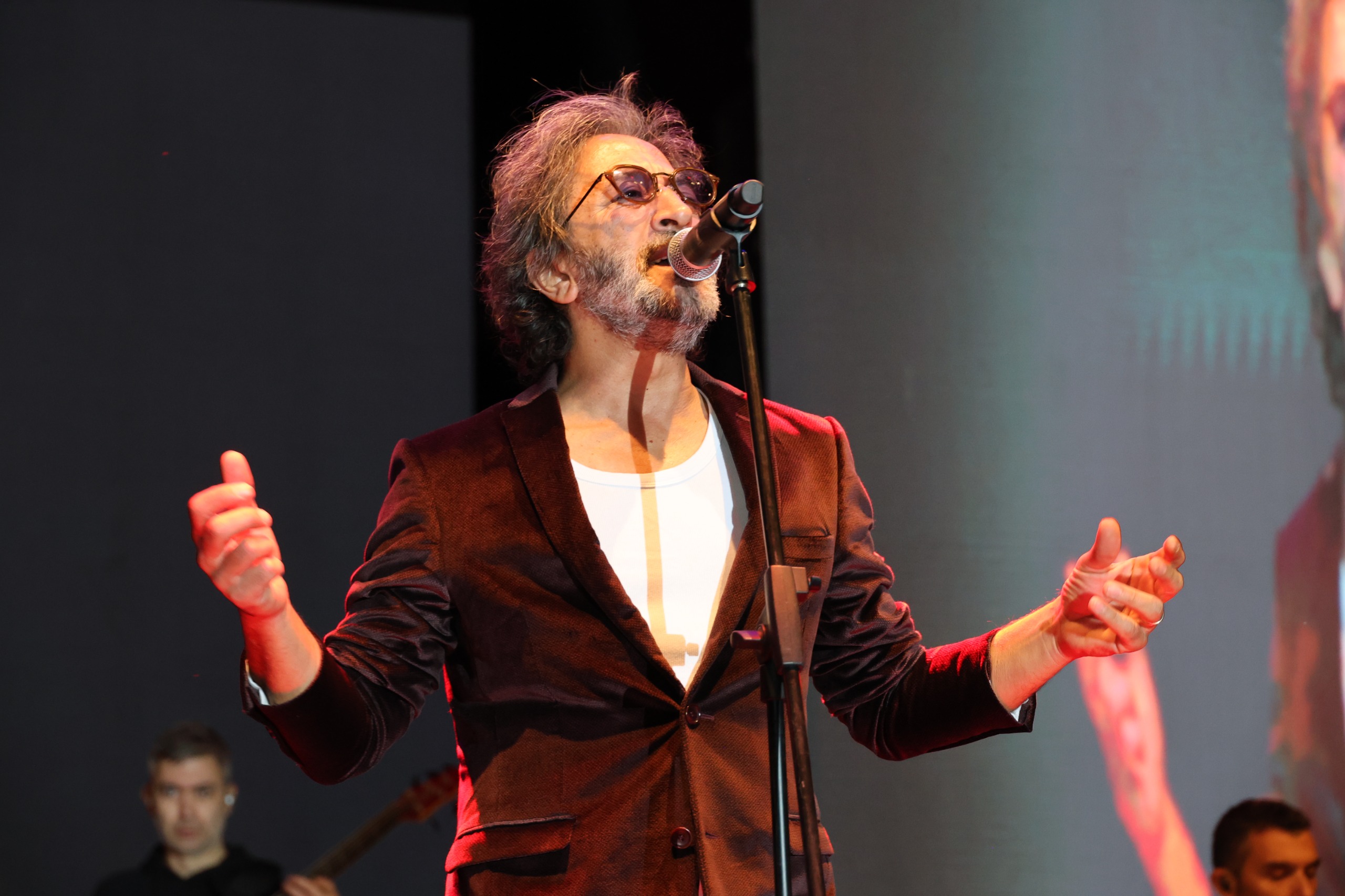 YAĞMUR DİNMEDİ, CUMHURİYET COŞKUSU SÖNMEDİ