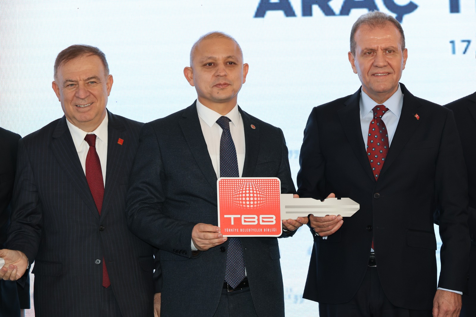 KIRIKKALE BELEDİYESİ’NE TBB’DEN PALETLİ EKSKAVATÖR HİBESİ